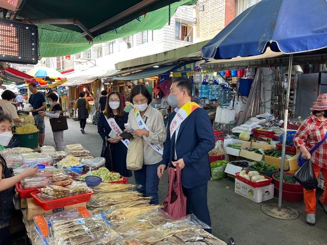 이종화 대구시 경제부시장은 추석 명절을 맞아 8일 오후 3시 30분 산격종합시장 내 대구경북상생장터에서 장보기 행사를 가졌다. (사진=대구시 제공)