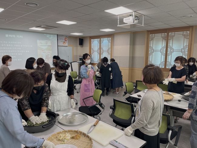 성주군은 지난 9월 7일 한방 꽃차 소믈리에 3급 자격과정을 개설하고 20명의 교육생을 모집하여 개강식을 가졌다. (사진제공=경북 성주군청)