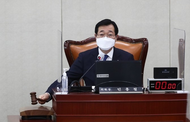 20일 오후 국회에서 열린 국방위원회 전체회의에서 민홍철 위원장이 의사봉을 두드리고 있다. (공동취재사진)