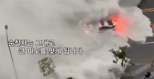 지난 6일 제11호 태풍 '힌남노'(HINNAMNOR)로 도로에 파도가 넘어오는 상황에서 경찰차가 파도에 휩쓸리는 영상이 보도된 가운데, 경찰은 당시 행인에게 대피 안내방송을 하던 중이었다고 밝혔다. (사진=경찰청 페이스북) 