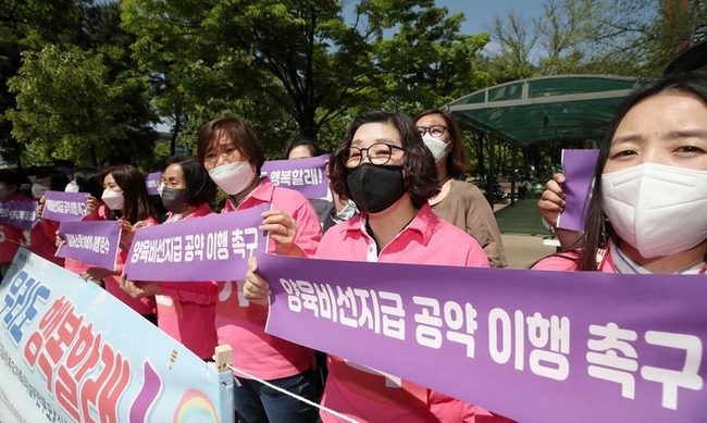  한국한부모연합 회원들이 10일 오후 서울 영등포구 여의도공원 앞에서 한부모 가족의 날 맞이 기자회견을 열고 양육비정부선지급제와 한부모 중위소득 100% 보장, 돌봄국가책임제 선행 실현을 촉구하고 있다.