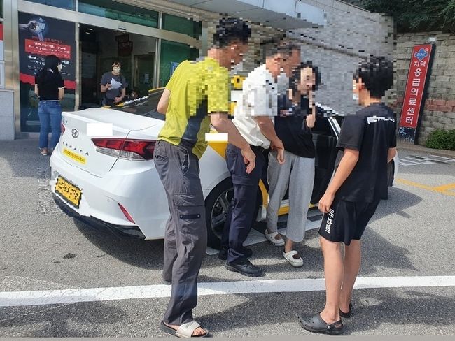 구호 조치 받은 후 병원으로 들어가는 여학생.(사진=충남경찰청)