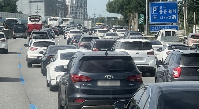추석 당일인 10일 오후 경기 안성시 경부고속도로 안성분기점 인근 상행선 도로가 정체를 빚고 있다. (사진=뉴시스)
