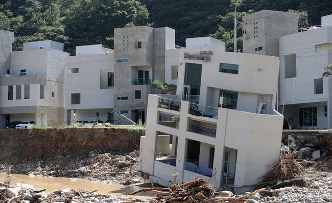 태풍 '힌남노' 영향으로 피해가 잇따른 8일 오전 경북 포항시 남구 오천읍 한 풀빌라가 땅이 유실되면서 내려앉아 있다. (사진=뉴시스)