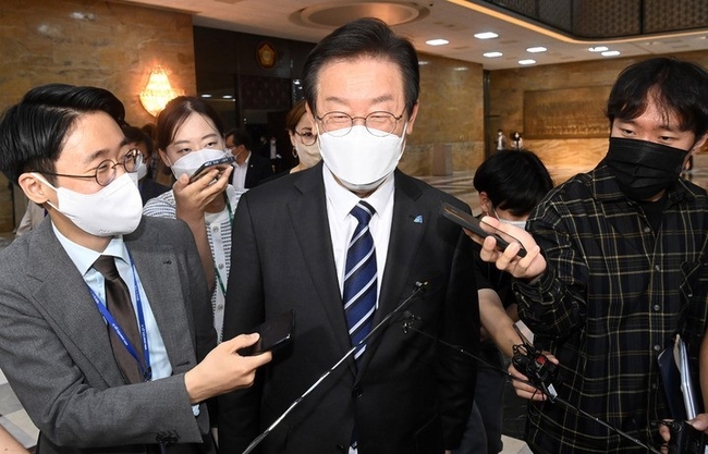 이재명 더불어민주당 대표가 지난 7일 서울 여의도 국회에서 열린 본회의를 마친 후 이동하고 있다. (공동취재사진)