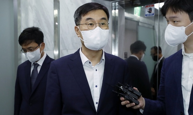 사건 초동수사 부실 의혹을 받고 있는 전익수 공군본부 법무실장이 지난달 31일 서울 서대문구 고 이예람 중사 사망 사건을 수사 중인 특검에 출석하며 취재진 질문에 답변하고 있다. (사진=뉴시스 제공)