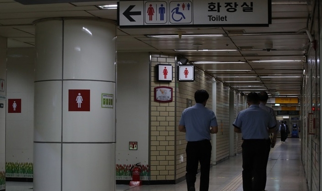 서울교통공사 20대 여성 역무원이 서울 지하철 2호선 신당역 여자화장실에서 14일 전 동료 역무원에 의해 살해됐다. 15일 신당역 여자화장실.(사진=뉴시스 제공)