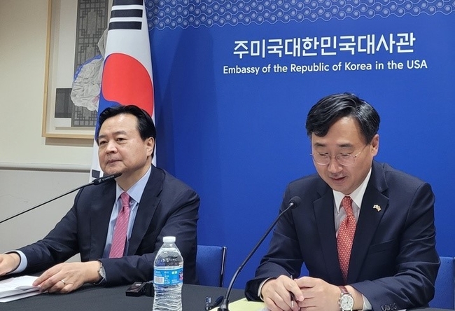 조현동 외교1차관(왼쪽)과 신범철 국방차관이 16일(현지시간) 한·미 고위급 확장억제전략협의체(EDSCG) 회의 이후 주미대사관에서 특파원 간담회를 하고 있다.