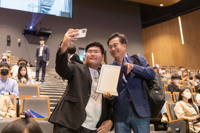 김동연 경기도지사가 위촉장 수여자와 기념촬영을 하고 있다. (사진=경기도)