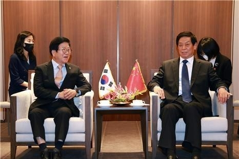 박병석(왼쪽) 더불어민주당 의원이 17일 오전 서울 중구 신라호텔에서 리잔수 전국인민대표대회(전인대) 상무위원장과 단독 면담을 가졌다. (사진=박병석 의원실)