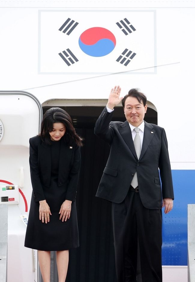영국, 미국, 캐나다 순방을 위해 출국하는 윤석열 대통령과 부인 김건희 여사가 18일 경기도 성남 서울공항에서 공군 1호기에 올라 인사하고 있다. (사진=뉴시스)