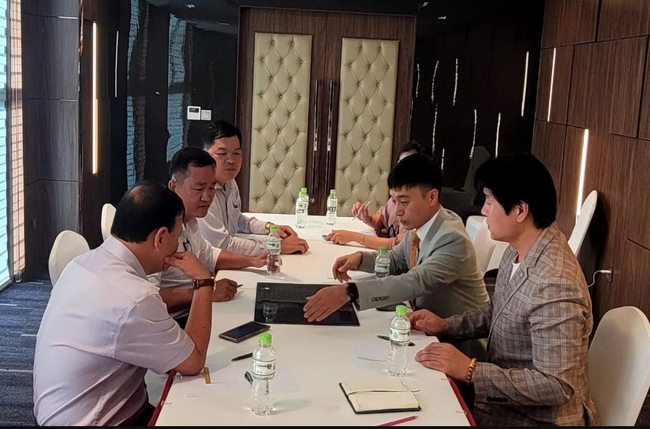 한국베트남경제협력위원회(KVECC)와 한국의 글로벌 유통업체 마켓브릿지는 KVECC에서 베트남 안장의 메콩 삼각주에 글로벌 유통센터 설립 추진을 위한 합의를 하고 후속 미팅을 진행했다.(사진제공=한국다문화재단)