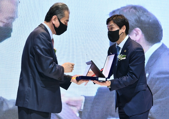 조현일 경북 경산시장이 16일 대구 섬유박물관에서 열린 제2회 자유대한민국희망연대 시상식에서 지방행정 대상을 수상했다. (사진=경산시 제공)