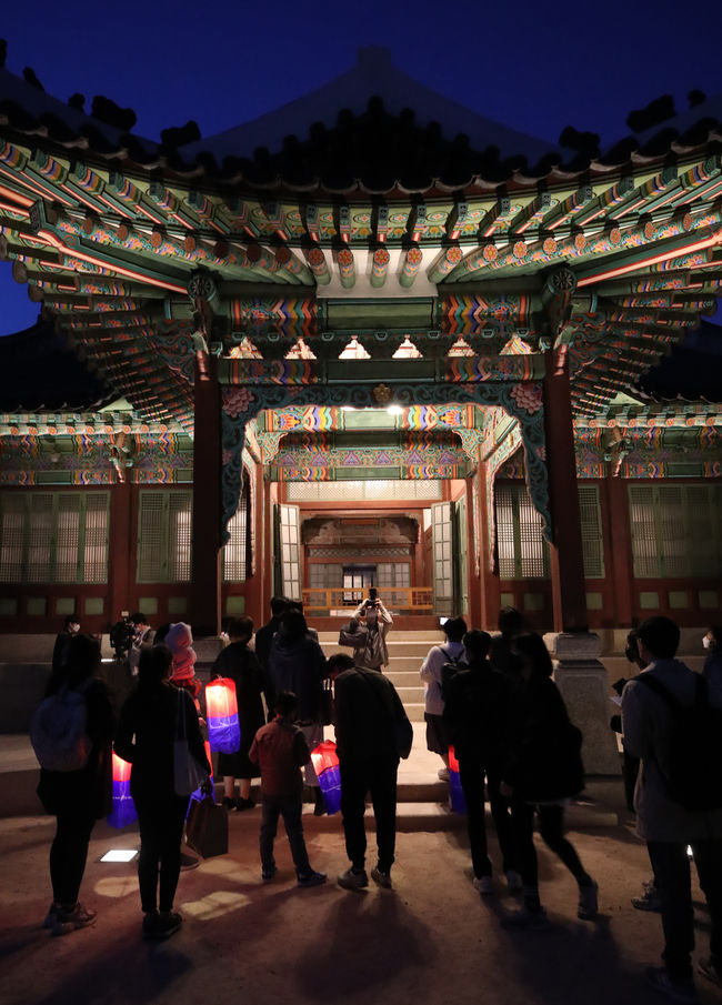 ‘창덕궁 달빛기행’ 참석자들이 종로구 창덕궁 희정당을 둘러보고 있다. 