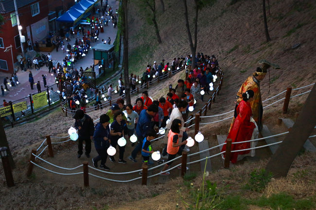 지난 2019년 개최된 제3회 달성토성마을축제의 달성토성둘레길 둘러보기 행사 전경(사진=대구시 서구청 제공)