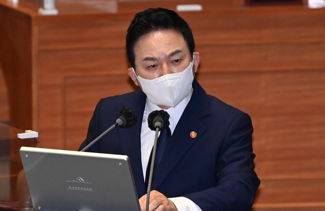 원희룡 국토교통부 장관이 21일 서울 여의도 국회에서 열린 본회의 경제 분야 대정부 질문에서 김수흥 더불어민주당 의원의 질의에 답하고 있다.(사진=뉴시스 제공)