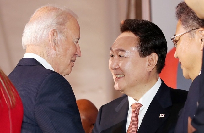 윤석열 대통령이 21일(현지시간) 뉴욕 한 빌딩에서 열린 글로벌펀드 제7차 재정공약회의를 마친 후 조 바이든 미국 대통령과 대화하고 있다.(사진=뉴시스 제공)