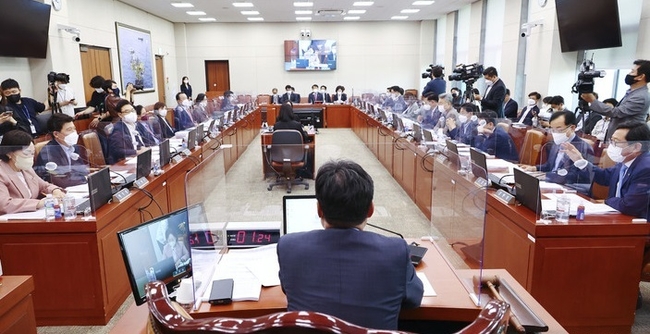 더불어민주당 김한정(오른쪽) 국회 산자위 간사가 22일 오전 서울 여의도 국회에서 열린 산업통상자원중소벤처기업위원회 전체회의에서 박일준 산자부 2차관 불출석 관련해 발언을 하고 있다. (사진=뉴시스 제공)