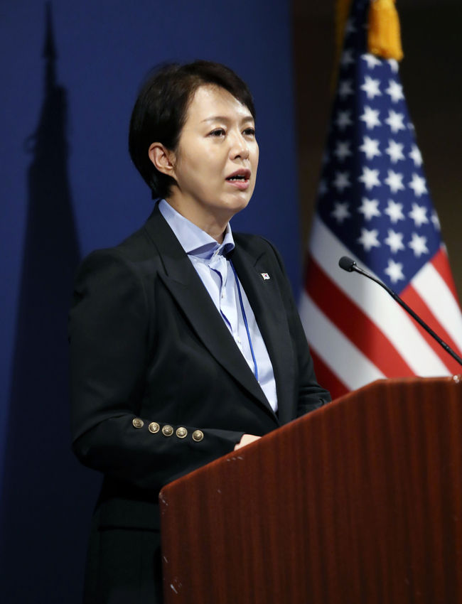 김은혜 홍보수석이 20일(현지시간) 뉴욕 쉐라톤 뉴욕 타임스 스퀘어 호텔에서 감용 전 세계은행(WB) 총재 오찬 및 유엔사무총장 면담 관련 브리핑을 하고 있다.(사진=뉴시스 제공)