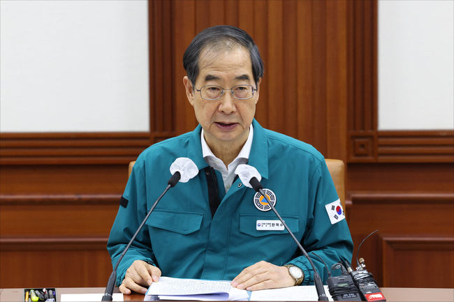 한덕수 국무총리가 23일 오전 정부서울청사에서 열린 코로나19 중앙재난안전대책본부 회의를 주재하고 있다.(사진=뉴시스 제공)