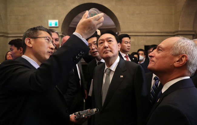 윤석열 대통령이 22일(현지시간) 토론토 대학교에서 열린 인공지능 전문가 간담회에 앞서 나노봇을 바라보고 있다.(사진=뉴시스 제공)