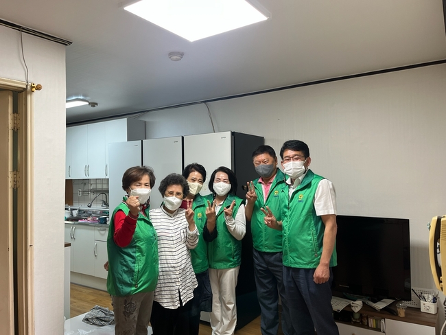 경산시 동부동 새마을남녀지도자협의회(협의회장 김용권, 부녀회장 채경정)는 22일 관내 형편이 어려운 가정의 주거환경 개선을 위해 ‘행복한 보금자리 만들기’ 사업을 했다.(사진=경북 경산시청 제공)