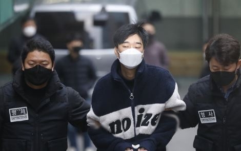 스토킹 피해를 수차례 신고해 신변보호를 받던 30대 여성을 살해한 혐의를 받는 김병찬이 지난해 11월29일 서울 남대문경찰서에서 호송차로 향하고 있다. (사진=뉴시스 제공)