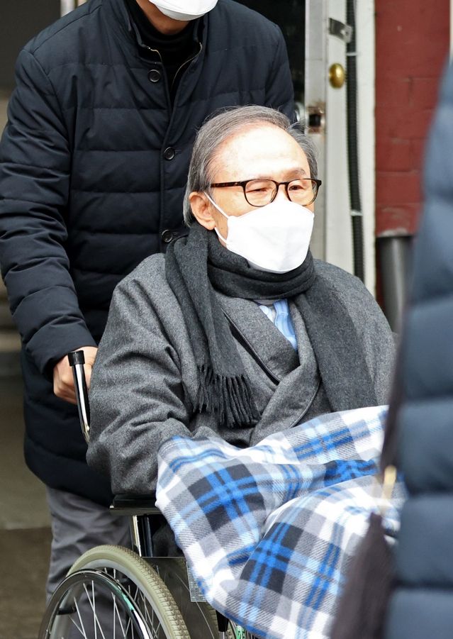 동부구치소 수감 도중 기저질환 치료를 위해 50여일 간 병원에서 치료를 받은 이명박 전 대통령이 10일 오후 서울 종로구 서울대병원에서 퇴원하고 있다. (사진=뉴시스 제공)