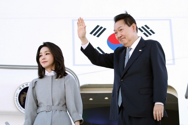 영국·미국·캐나다 순방을 마친 윤석열 대통령과 부인 김건희 여사가 23일(현지시간) 오타와 국제공항에서 공군 1호기 탑승 전 손 흔들어 인사하고 있다. (사진=뉴시스)
