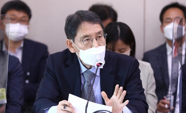 김상범 서울교통공사 사장이 지난 20일 서울 여의도 국회에서 열린 여성가족위원회 전체회의에서 의원 질의에 답변하고 있다.<br>
(공동취재사진)