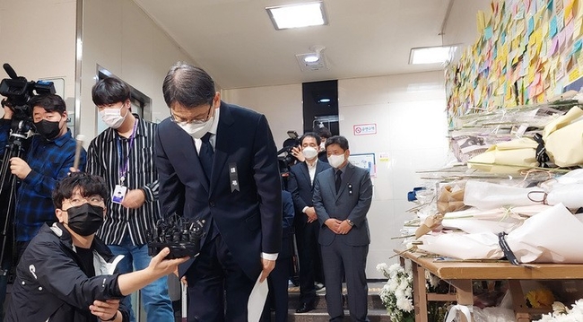  김상범 서울교통공사 사장이 24일 서울 중구 신당역에 마련된 '신당역 스토킹 살해 사건' 희생자 분향소를 찾아 사과문을 발표하고 있다.(사진=뉴시스)