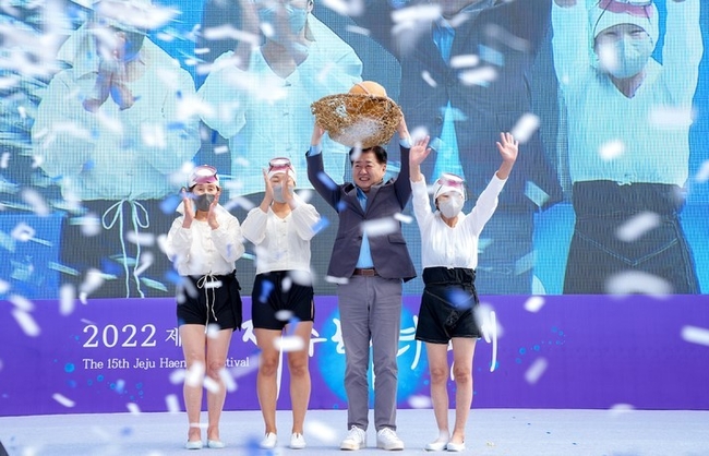  오영훈 제주지사가 24일 제주해녀박물관 일대에서 열린 제15회 제주해녀축제에 참석해 전달받은 '테왁'을 들어올려 보이고 있다. (사진=제주도 제공)