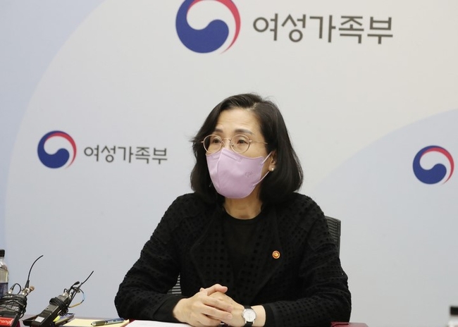 김현숙 여성가족부 장관이 지난 16일 서울 종로구 정부서울청사에서 열린 스토킹 방지대책 관련 관계부처회의에서 발언하고 있다. (사진=뉴시스)