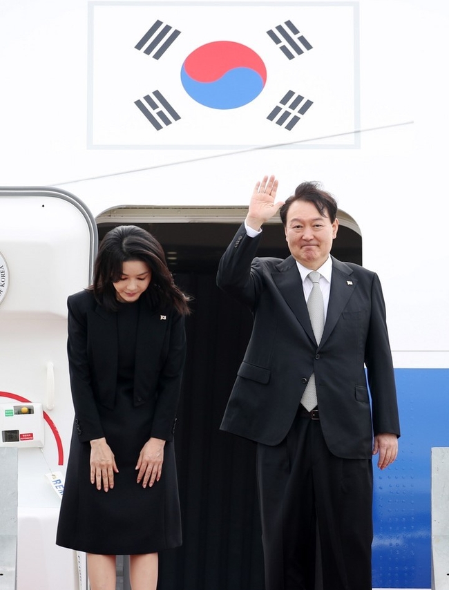 영국, 미국, 캐나다 순방을 위해 출국하는 윤석열 대통령과 부인 김건희 여사가 18일 경기도 성남 서울공항에서 공군 1호기에 올라 인사하고 있다.(사진=뉴시스)