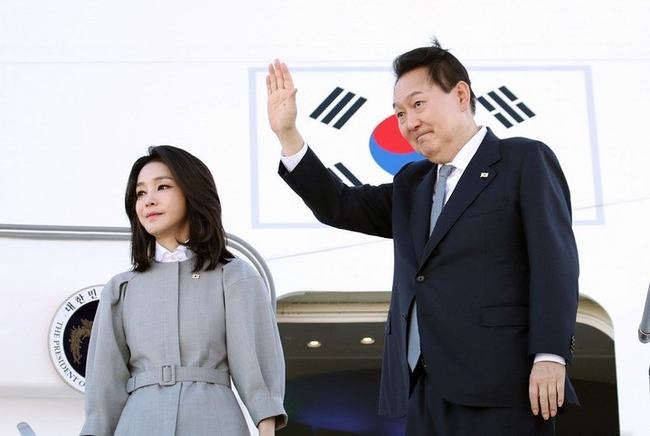영국·미국·캐나다 순방을 마친 윤석열 대통령과 부인 김건희 여사가 23일(현지시간) 오타와 국제공항에서 공군 1호기 탑승 전 손 흔들어 인사하고 있다. (사진=뉴시스)