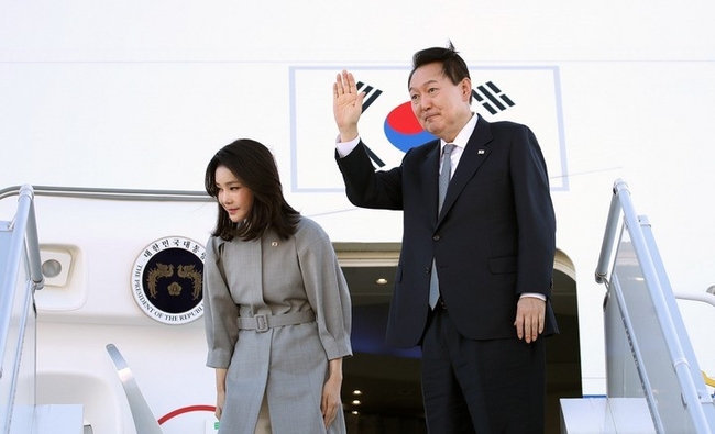 영국·미국·캐나다 순방을 마친 윤석열 대통령과 부인 김건희 여사가 지난 23일(현지시간) 오타와 국제공항에서 공군 1호기 탑승 전 손 흔들어 인사하고 있다. (사진=뉴시스)