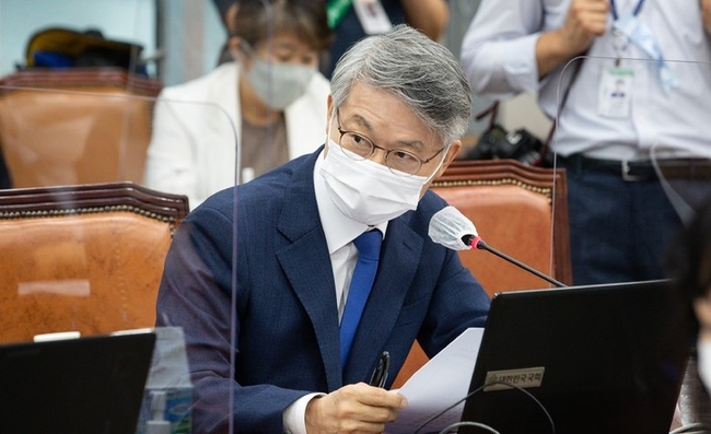  지난 8월9일 민형배 무소속 의원이 국회 교육위원회 전체회의에서 발언하고 있다. (공동취재사진) 