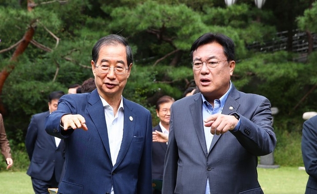 한덕수 국무총리와 국민의힘 정진석 비상대책위원장이 25일 서울 종로구 총리공관에서 열린 고위당정협의회에 참석해 대화하고 있다. (공동취재사진)