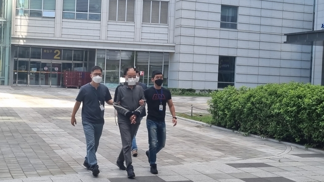 친누나를 폭행해 숨지게 한 혐의를 받는 60대 남성이 25일 서울동부지법에서 열린 영장실질심사에 참석하고 있다. (사진=뉴시스 제공)