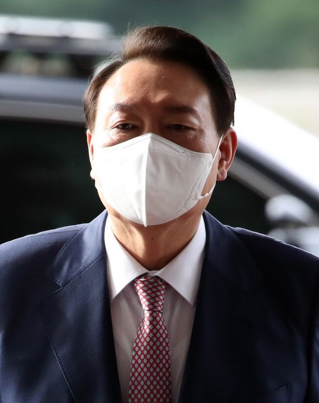 윤석열 대통령이 26일 서울 용산 대통령실 청사로 출근하고 있다.(사진=뉴시스 제공)