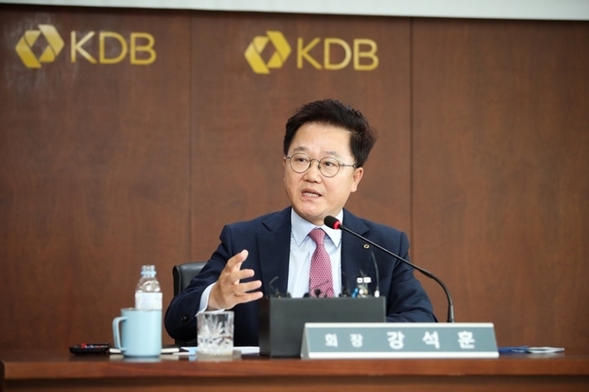 강석훈 산업은행 회장이 14일 산업은행 본점에서 열린 취임 100일 기자간담회에서 모두발언을 하고 있다. (사진=산업은행 제공)