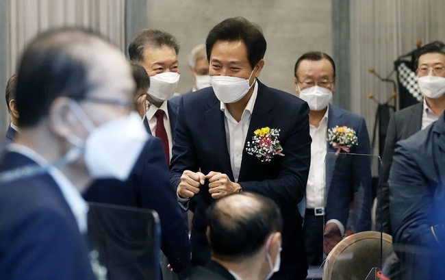 오세훈 서울시장이 지난해 9월30일 서울 마포구 케이터틀에서 열린 제25회 서울시 노인의 날 기념행사에서 참석자들과 인사하고 있다.(사진=뉴시스 제공)