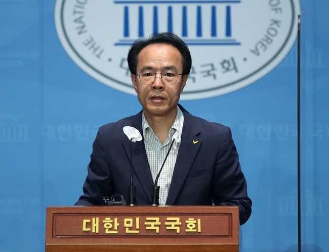 이동영 정의당 수석대변인이 지난 4일 오후 서울 여의도 국회 소통관에서 정의당 비례대표 총사퇴 권고에 대한 당원 총투표 결과 발표 브리핑을 하고 있다. 정의당은 '최종 개표 결과, 당규 제19호 제19조에 따라 찬성 득표가 과반에 미치지 못해 비례대표 국회의원 사퇴권고 당원총투표는 부결됐다'고 밝혔다. 비례대표 국회의원 5명(류호정 장혜영 강은미 배진교 이은주)의 사퇴 권고안은 찬성 40.75%, 반대 59.25%로 부결됐다.(사진=뉴시스 제공)