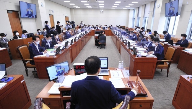  박대출 국회 기획재정위원장이 지난 15일 오전 서울 여의도 국회에서 열린 기획재정위원회 전체회의에서 2022년도 국정감사 계획서 채택의 건을 상정하고 있다. 이날 기재위에서는 2022년도 국정감사 보고 및 서류제출요구의 건 및 증인.참고인 출석요구의 건 등을 처리했다.(사진=뉴시스 제공)