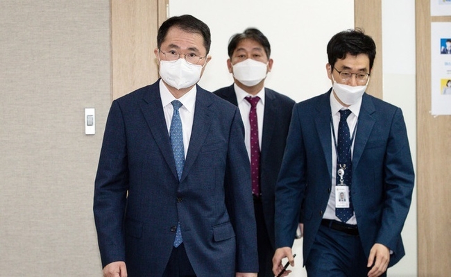 지난 5월4일 경기 과천시 정부과천청사 고위공직자범죄수사처에서 여운국 차장이 고발사주 의혹 수사결과 브리핑을 위해 입장하고 있다. (사진=뉴시스 제공)