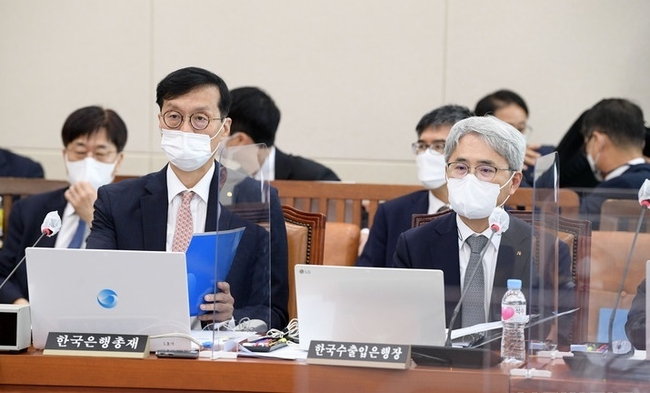  이창용(왼쪽) 한국은행 총재와 윤희성 한국수출입은행장이 26일 서울 여의도 국회에서 열린 국회 기획재정위원회 전체회의에 출석해 자리하고 있다. (사진=뉴시스 제공)