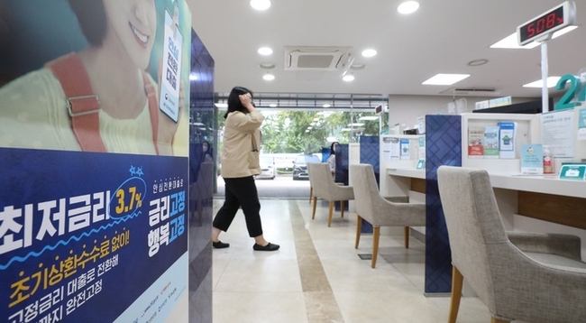 15일 오후 서울 시내 한 은행 영업점 대출업무 창구가 한산한 모습을 보이고 있다. (사진=뉴시스 제공)