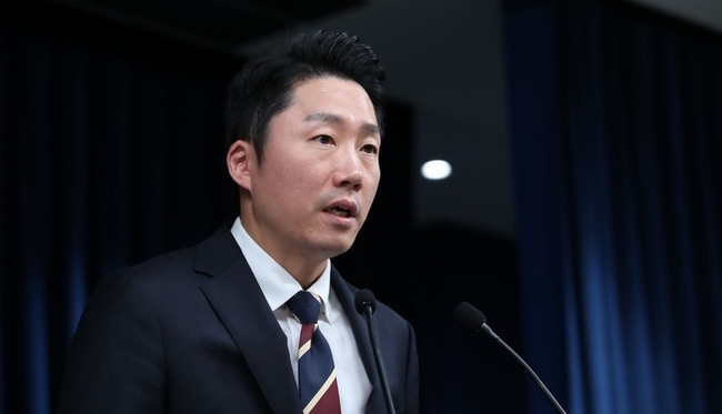 이재명 부대변인이 26일 서울 용산 대통령실 청사 브리핑룸에서 수석비서관 회의, 국무총리와의 주례회동 관련 브리핑을 하고 있다.(사진=뉴시스 제공)