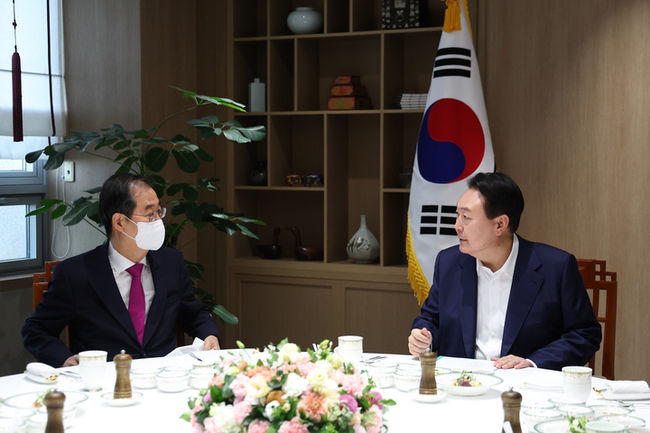 윤석열 대통령이 26일 서울 용산 대통령실 청사에서 열린 국무총리 주례회동 오찬에서 한덕수 총리와 대화하고 있다. (사진=대통령실 제공)