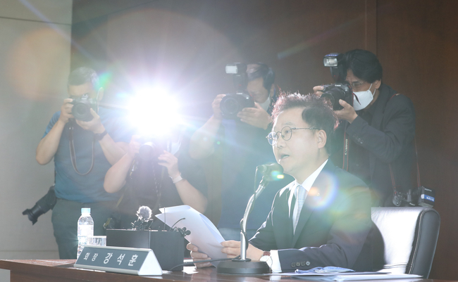 26일 강석훈 산업은행 회장이 서울 여의도 산업은행에서 대우조선해양 매각 관련 기자간담회를 하고 있다.(사진=뉴시스 제공)